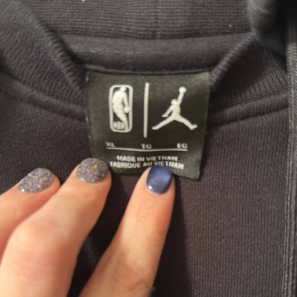 XL Black Bulls Jordan Hoodie - Picture 4 of 5